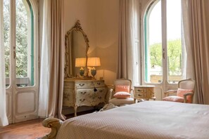Senior Suite | Minibar, in-room safe, desk, blackout drapes