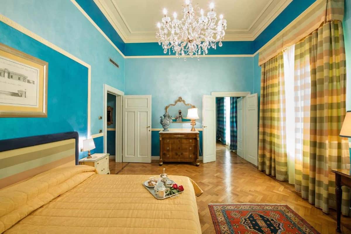 Senior Suite | Minibar, in-room safe, desk, blackout drapes