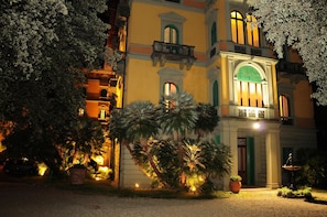 Fassade der Unterkunft – Abend/Nacht