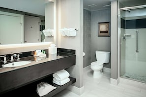 Ensemble baignoire-douche, articles de toilette (gratuits)