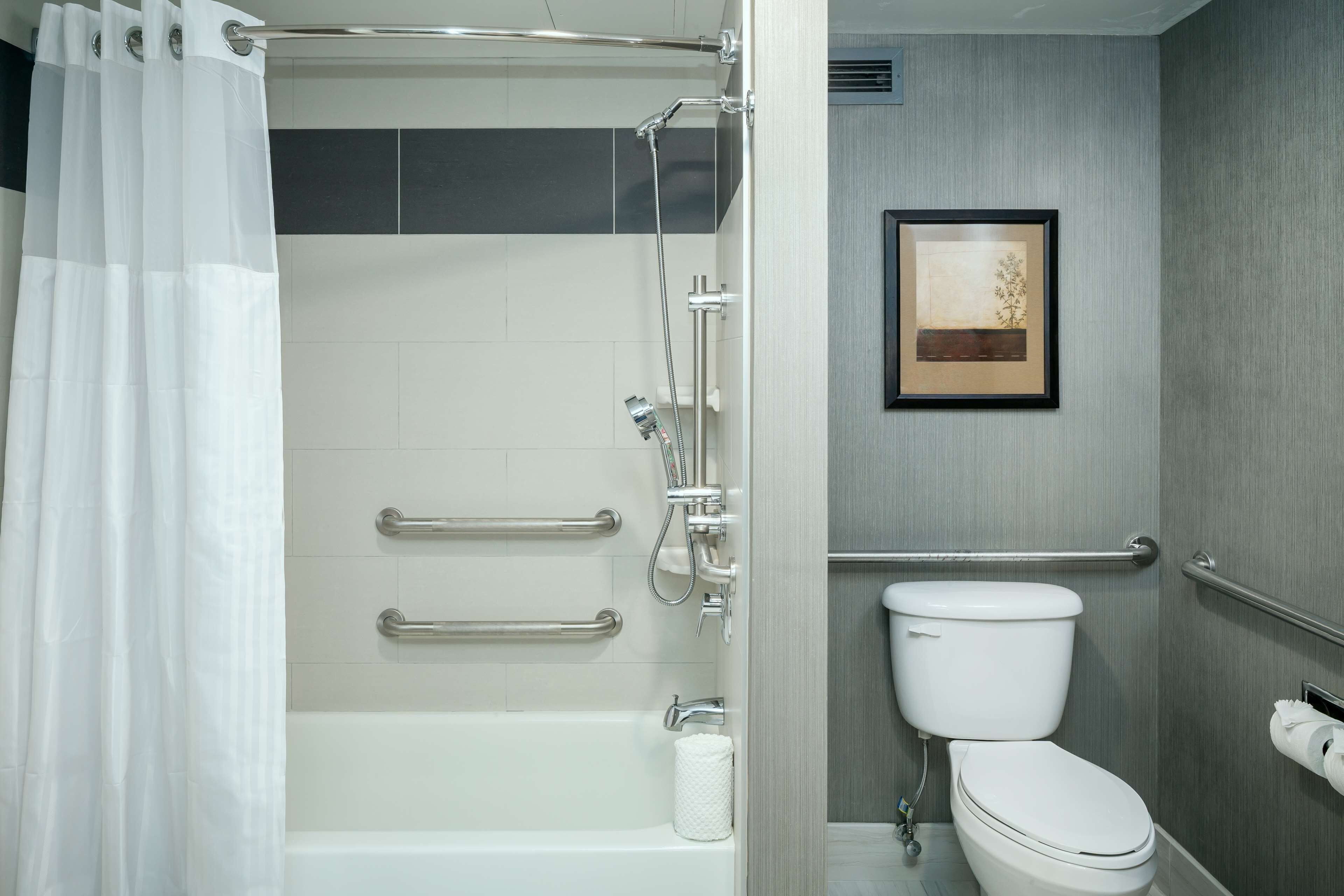 Badezimmer | Duschwanne, kostenlose Toilettenartikel, Haartrockner, Handtücher