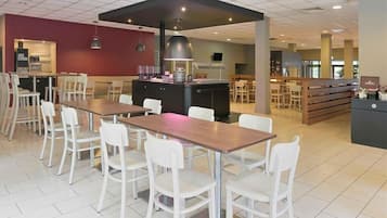 Se sirven desayunos, comidas y cenas