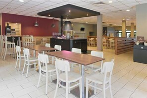 朝食、ランチ、ディナーに営業