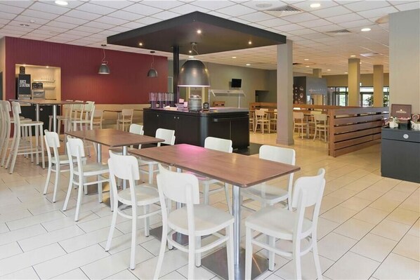 Sarapan, makan tengah hari dan makan malam dihidangkan 