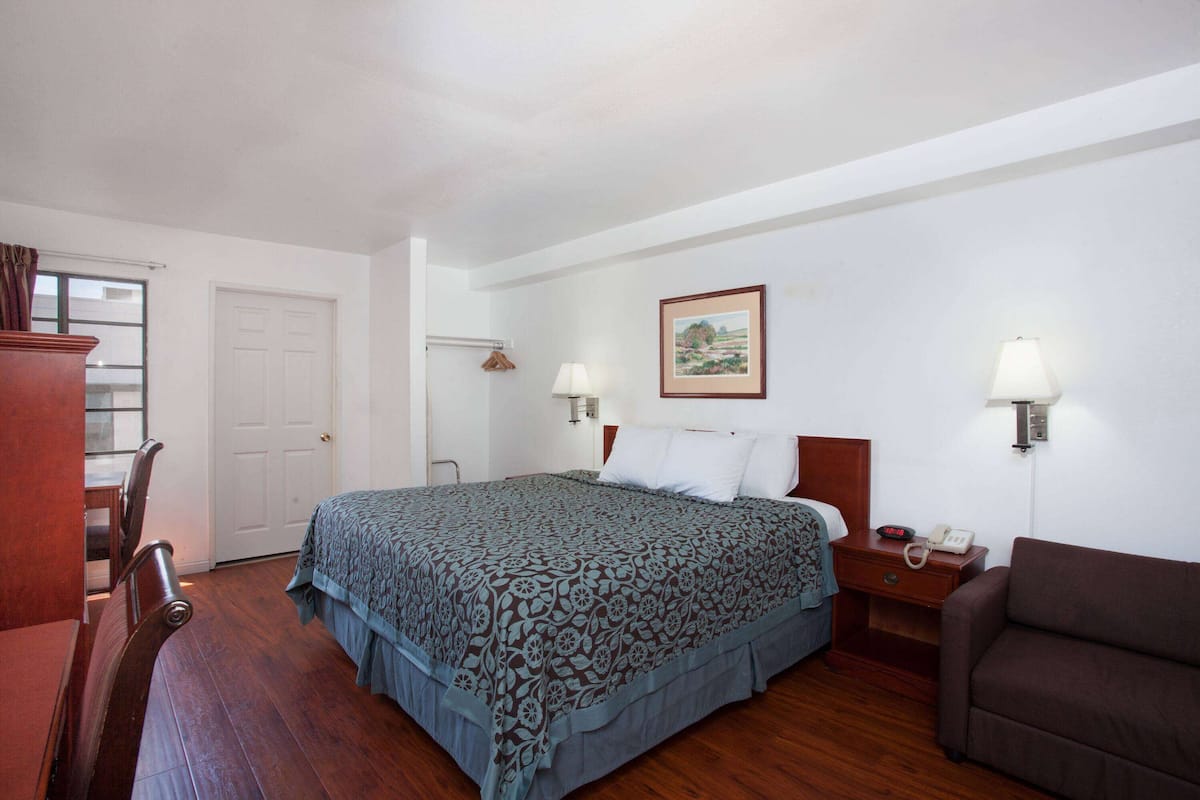 Habitación, 1 cama King size, con acceso para personas discapacitadas (Mobility, Roll-In shower) | Escritorio, tabla de planchar con plancha, cunas y camas extra