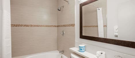 Combined shower/bathtub, free toiletries, towels