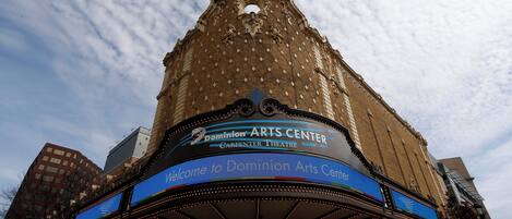 El exterior del Dominion Arts Center, con un cartel llamativo y un diseño arquitectónico clásico.