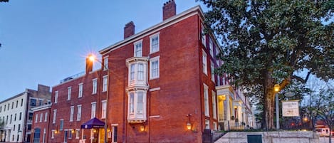 Overnatningsstedets facade – aften/nat