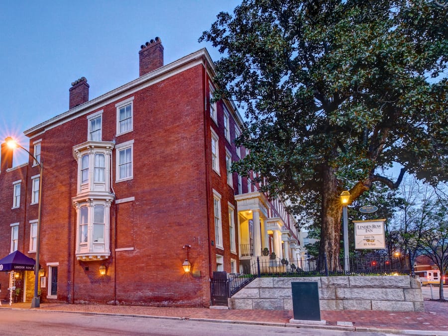 Voorkant accommodatie - avond/nacht