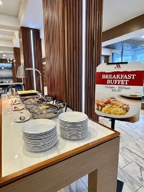 Se ofrece un desayuno bufé los fines de semana (23.95 USD por persona)