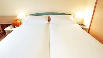 Standaard kamer, 2 eenpersoonsbedden | Een kluis op de kamer, individueel gemeubileerd, een bureau