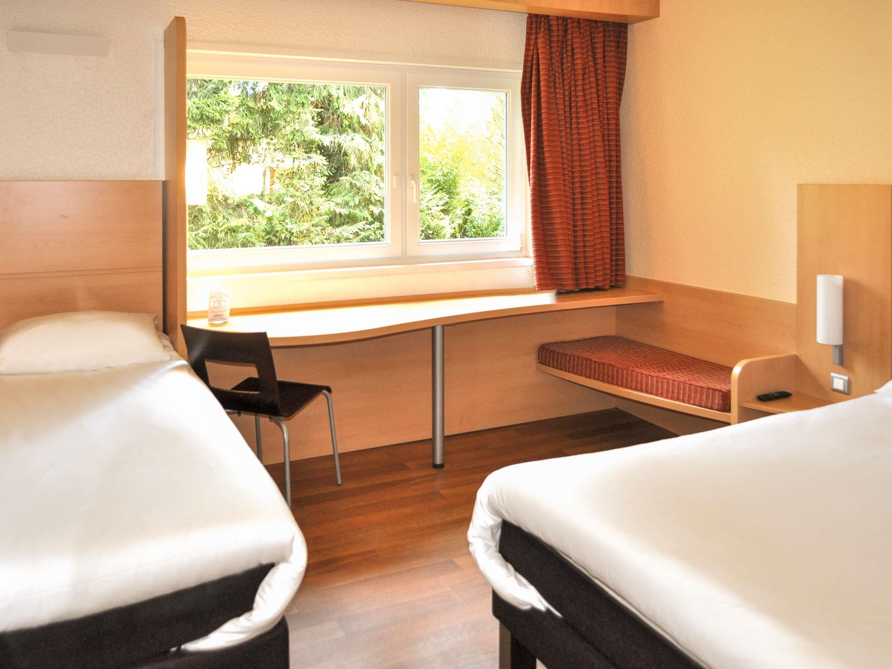 Zimmersafe, individuell eingerichtet, Schreibtisch