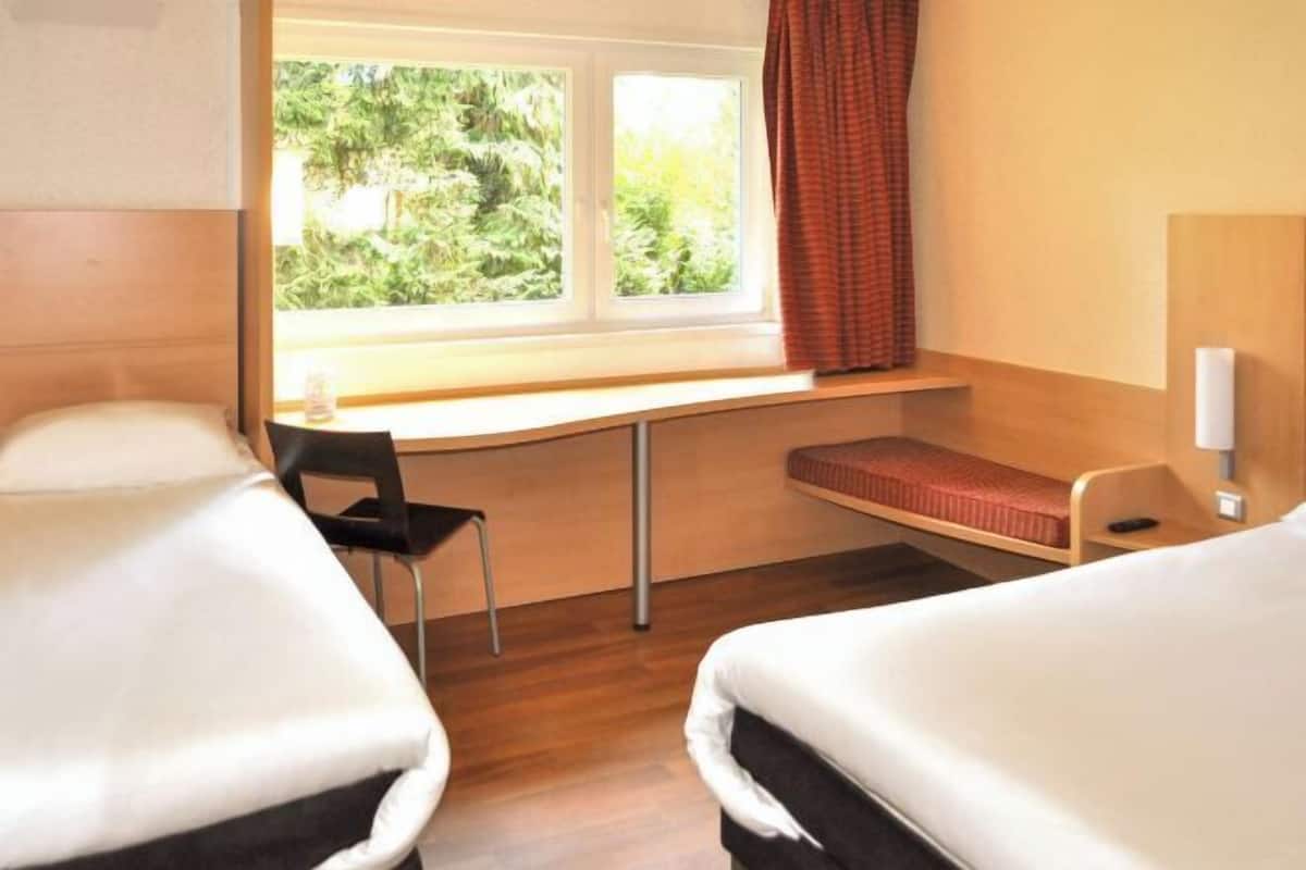 Zimmersafe, individuell eingerichtet, Schreibtisch