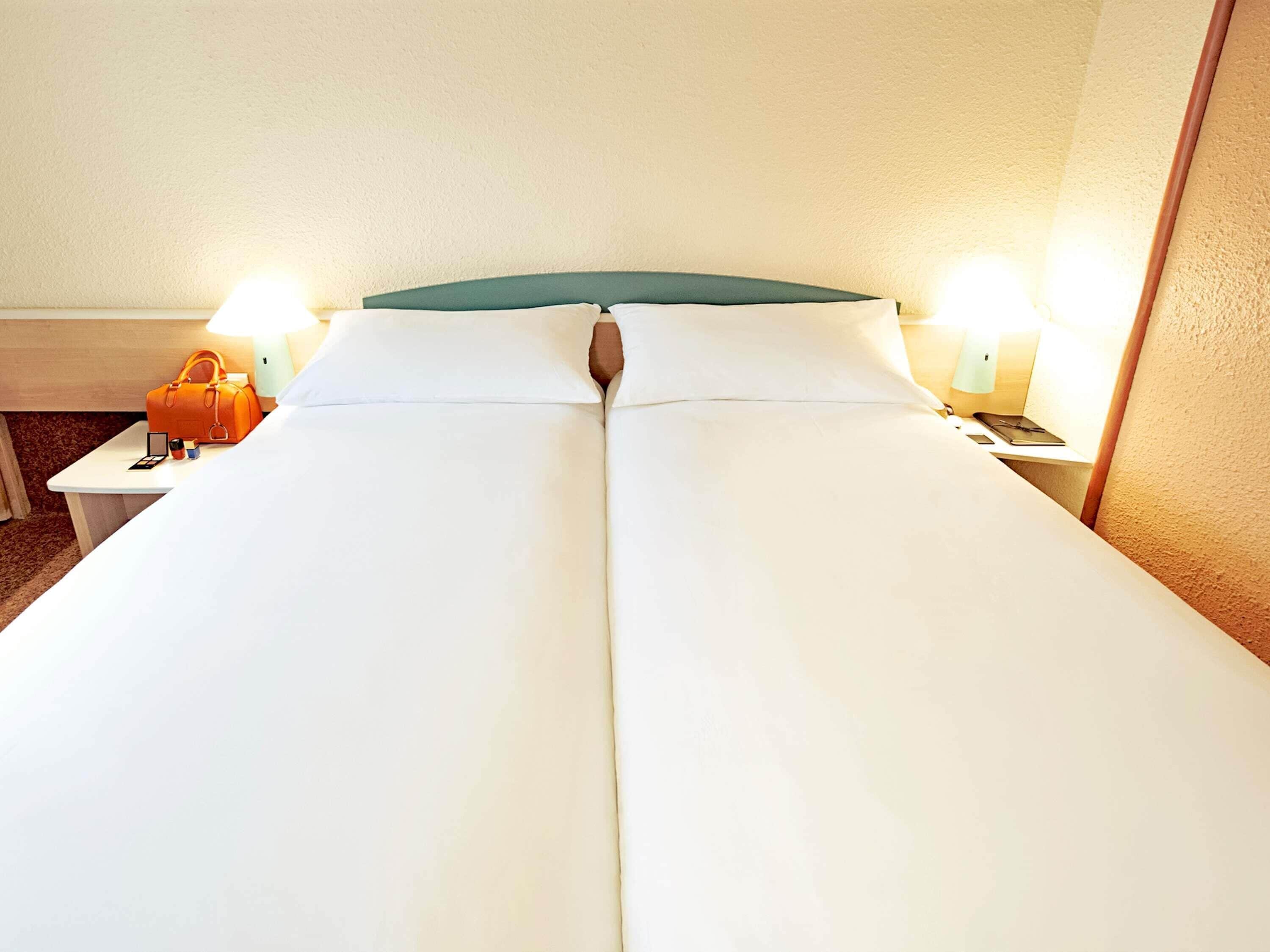 Chambre Standard, 2 lits une place | Coffres-forts dans les chambres, ameublement personnalisé, bureau