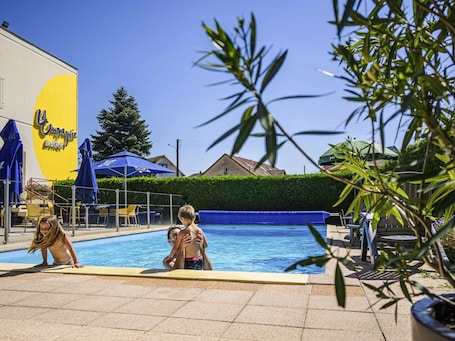 Sæsonbestemt udendørs pool, åben fra kl. 08.00 til kl. 22.00, liggestole