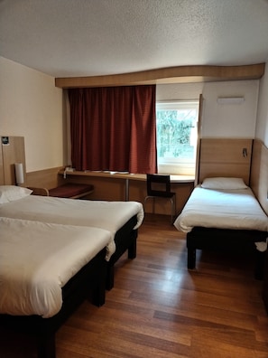 Standardzimmer, 3 Einzelbetten | Zimmersafe, individuell eingerichtet, Schreibtisch