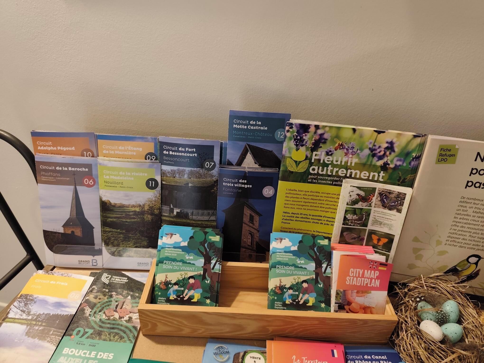 Una exhibición de folletos de viaje y mapas sobre una mesa.