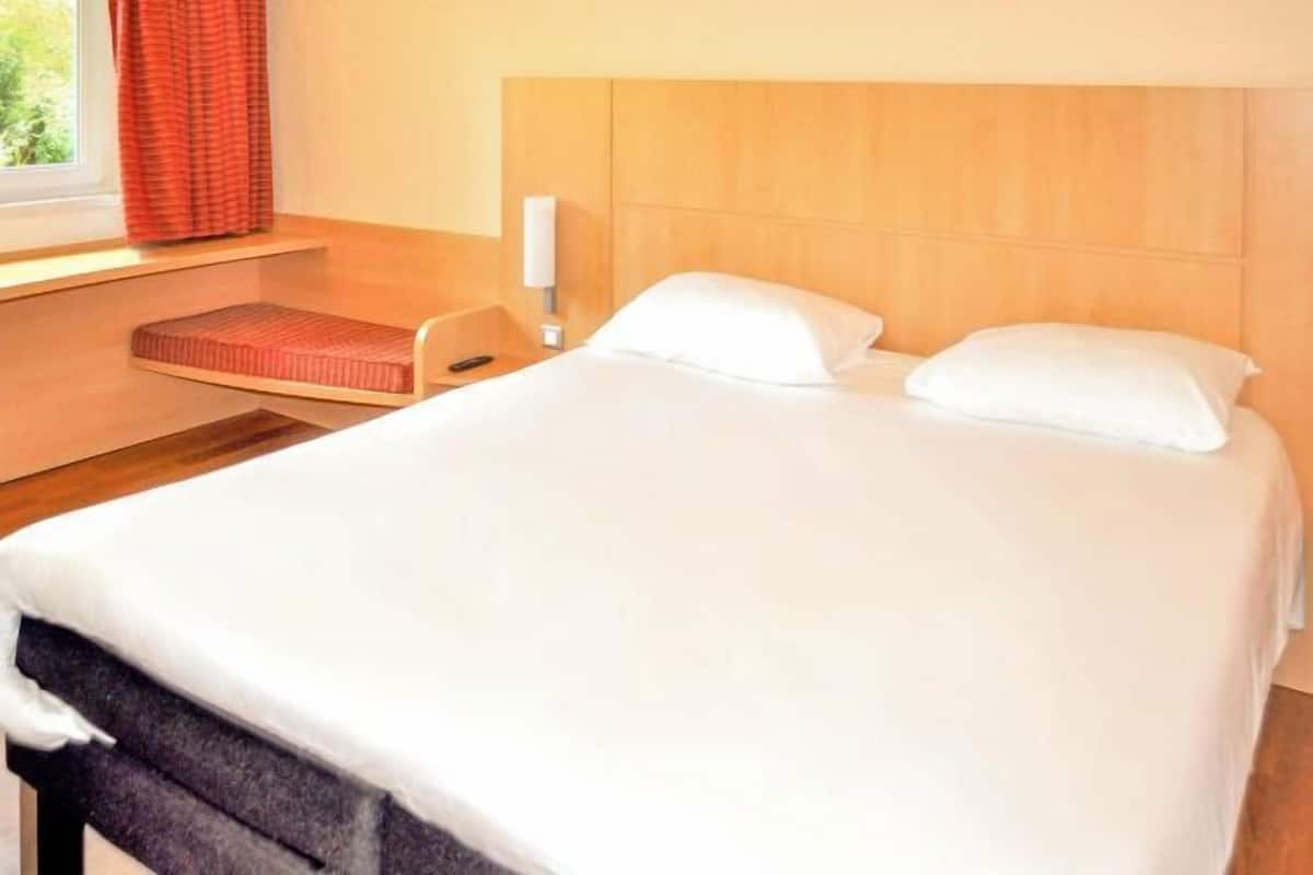Zimmersafe, individuell eingerichtet, Schreibtisch