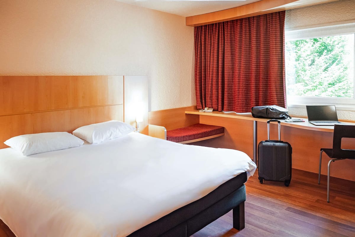 Standardzimmer, 1 Doppelbett | Zimmersafe, individuell eingerichtet, Schreibtisch
