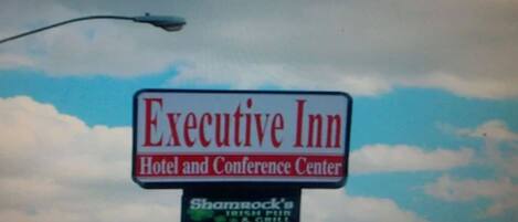 En skylt för hotellet och konferenscentret Executive Inn.