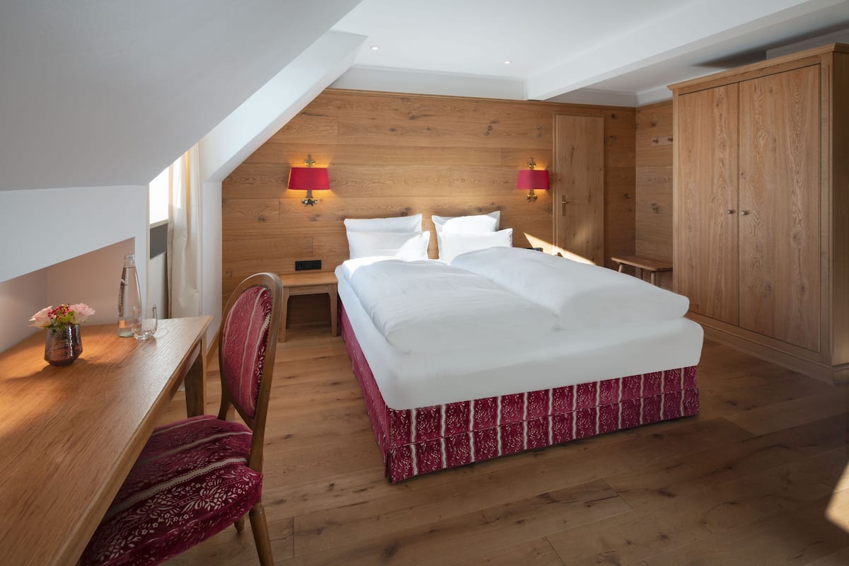 Habitación estándar con 1 cama matrimonial o 2 individuales | Ropa de cama de alta calidad, edredón, camas Select Comfort y minibar