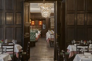 Petit déjeuner et déjeuner servis sur place, spécialités Cuisine locale