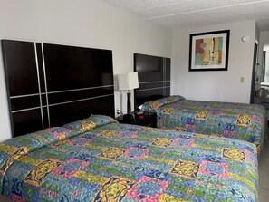 Habitación doble, 2 camas matrimoniales | Tabla de planchar con plancha, wifi gratis y ropa de cama 