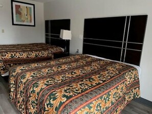 Quarto casal, 2 camas de casal | Ferros/tábuas de passar roupa, Wi-Fi de cortesia, roupa de cama