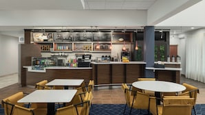 Un espace bar moderne avec des sièges et un présentoir pour afficher le menu.