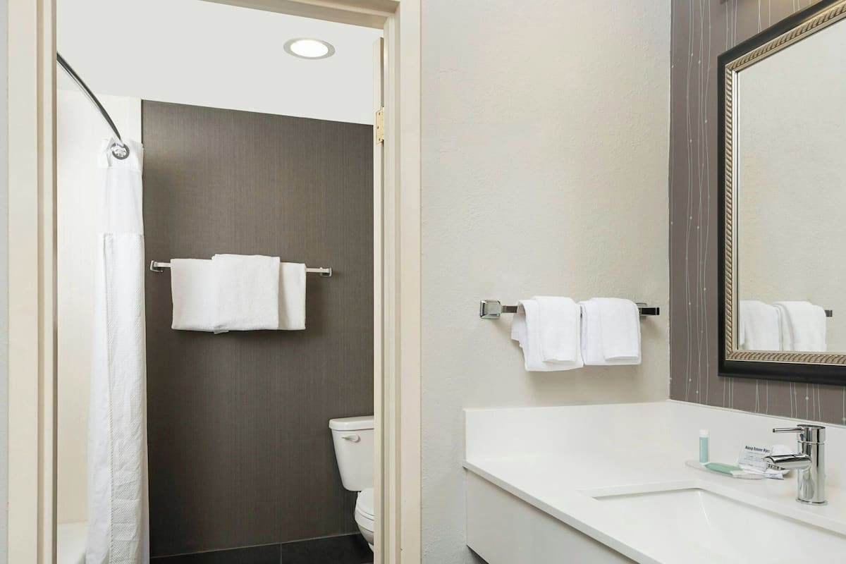 Đồ dùng nhà tắm miễn phí, máy sấy tóc, khăn tắm