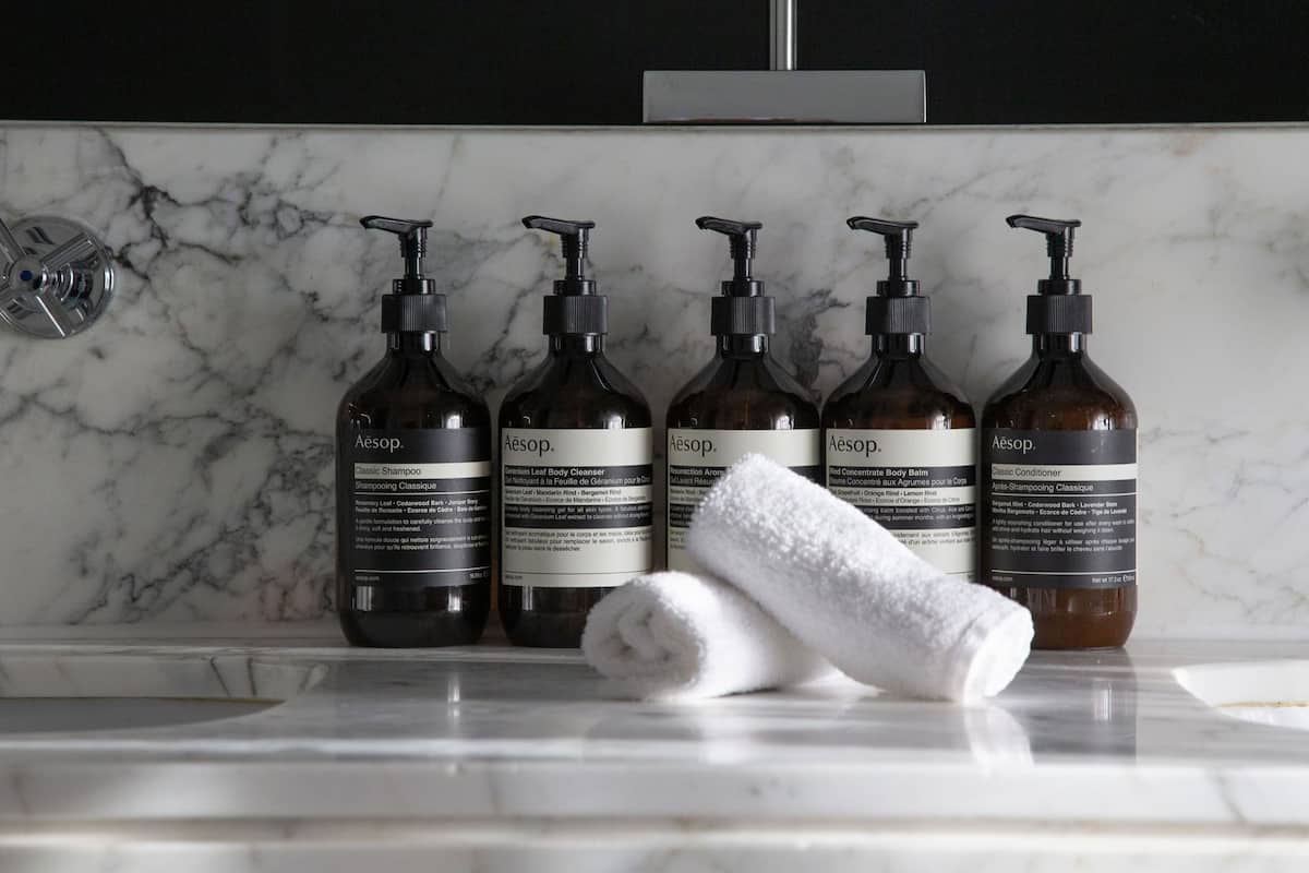 Amenidades de baño | Tina con regadera, secadora de cabello, batas, toallas