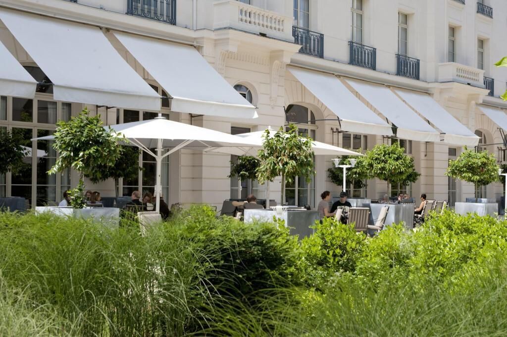 Restaurante al aire libre | 2 restaurantes; se sirven desayunos, almuerzos, cenas y cocina francesa 