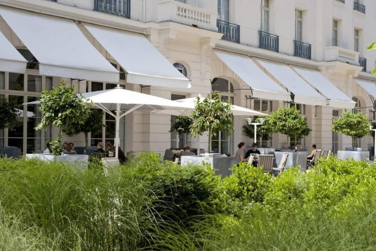Restaurante al aire libre | 2 restaurantes, se sirven desayunos, comidas, cenas y cocina francesa
