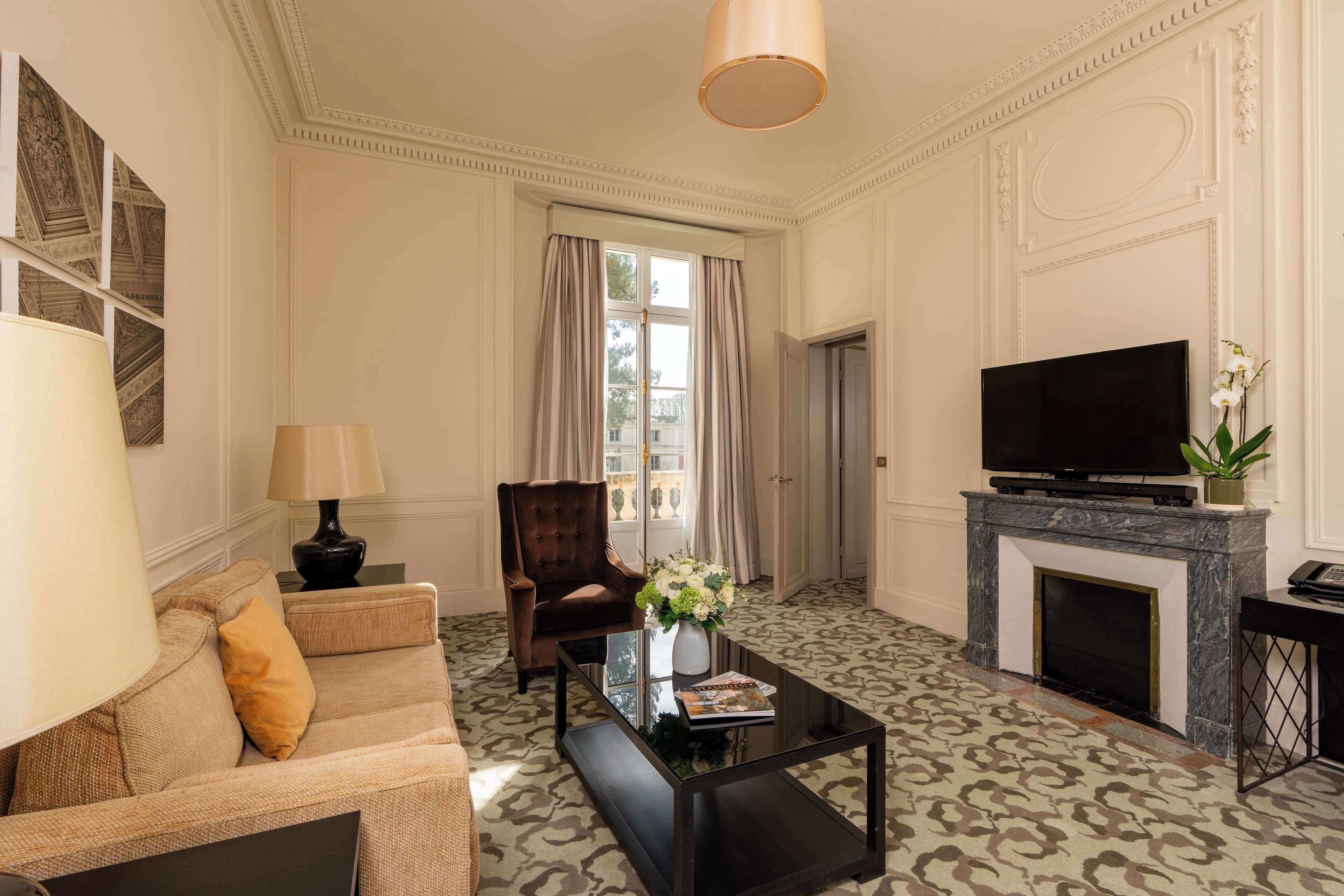 deluxe suite, 1 king bed, garden view (palace 5 star) | living area | flat-screen tv, dvd player