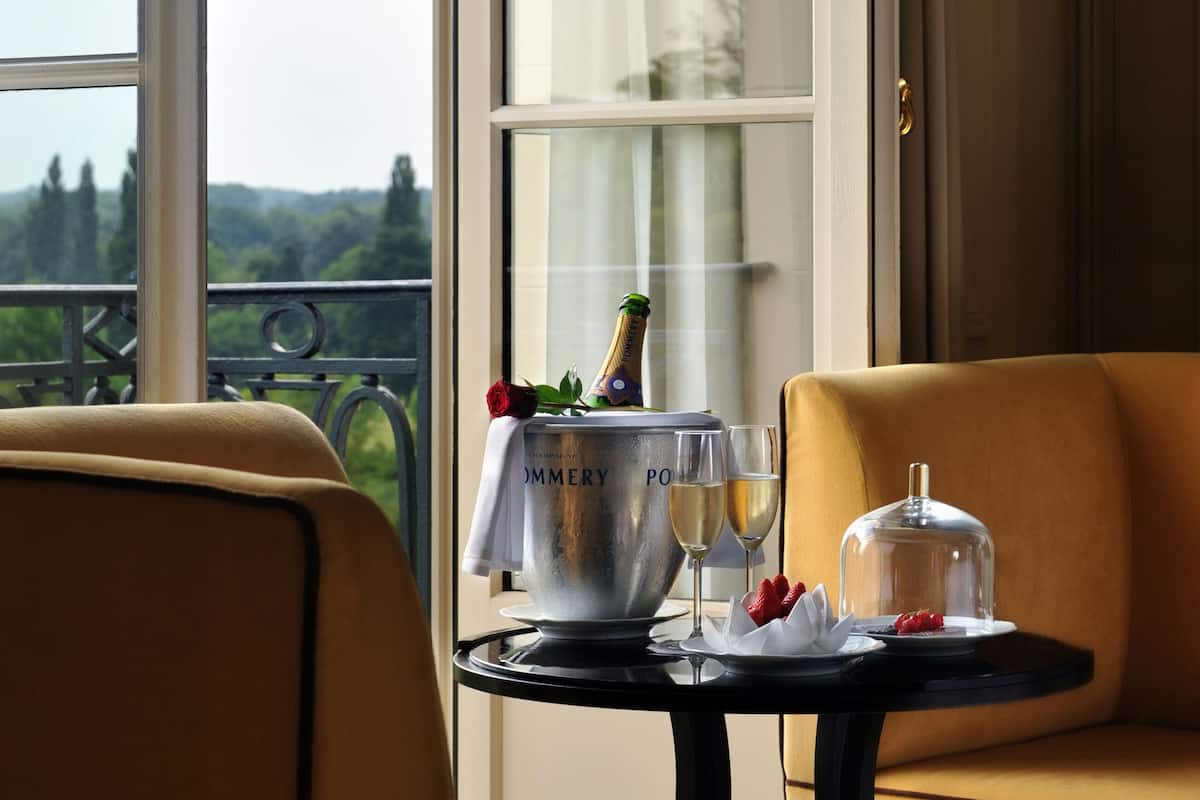 Literie hypoallergénique, minibar, coffres-forts dans les chambres