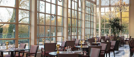 2 restoran, sarapan, makan tengah hari dihidangkan; masakan Perancis