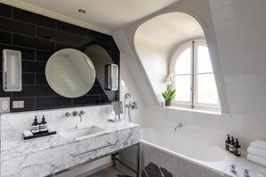 Habitación superior, 1 cama King size, para no fumadores (Palace 5 Star) | Baño | Tina con regadera, secadora de cabello, batas, toallas