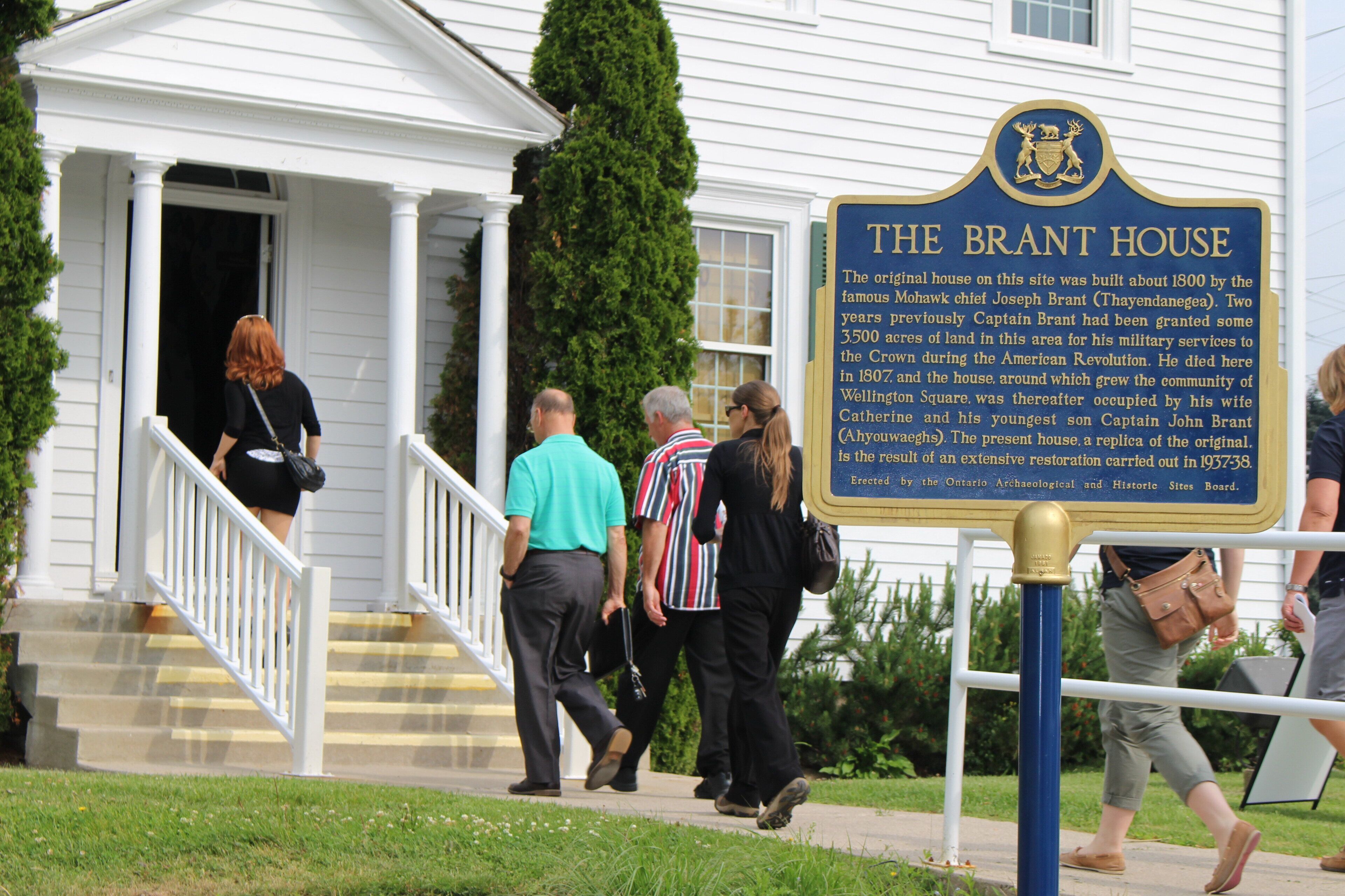 Une maison historique dont la façade est ornée d’une plaque commémorative relatant son histoire.