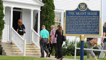 Une maison historique dont la façade est ornée d’une plaque commémorative relatant son histoire.