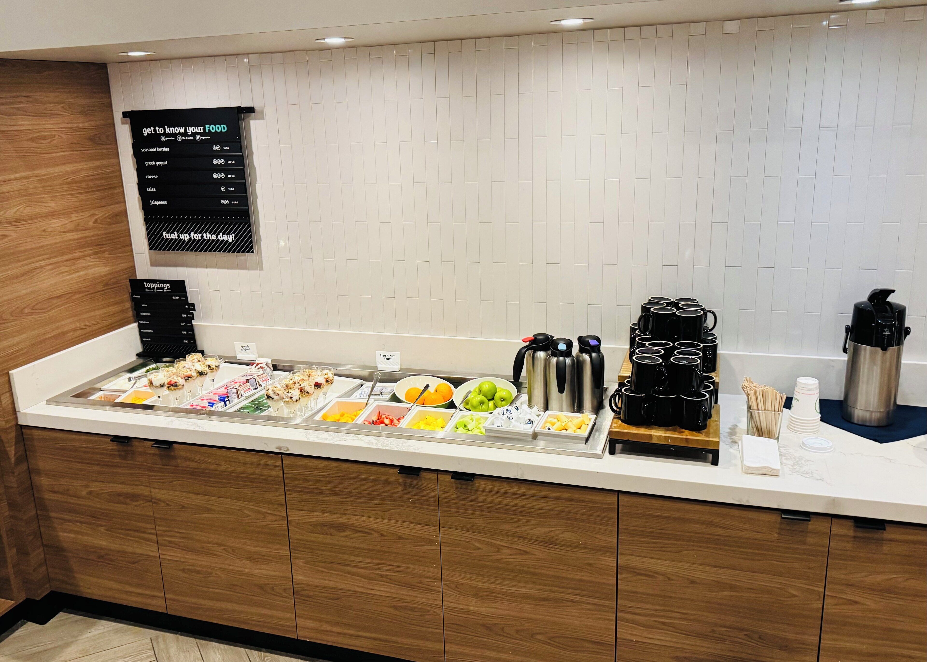 Un buffet de petit-déjeuner proposant une variété de plats et du matériel pour préparer du café.