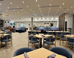 供应早餐、午餐和晚餐