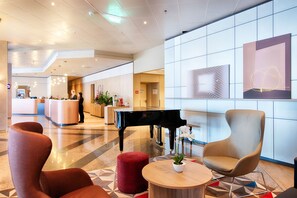 Lobby sitting area - Crowne Plaza Frankfurt Congress Hotel by IHG (Frankfurt)
