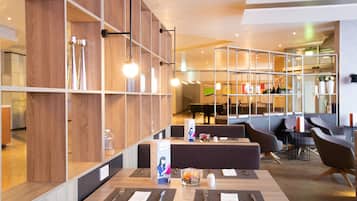 2 restaurants, breakfast served