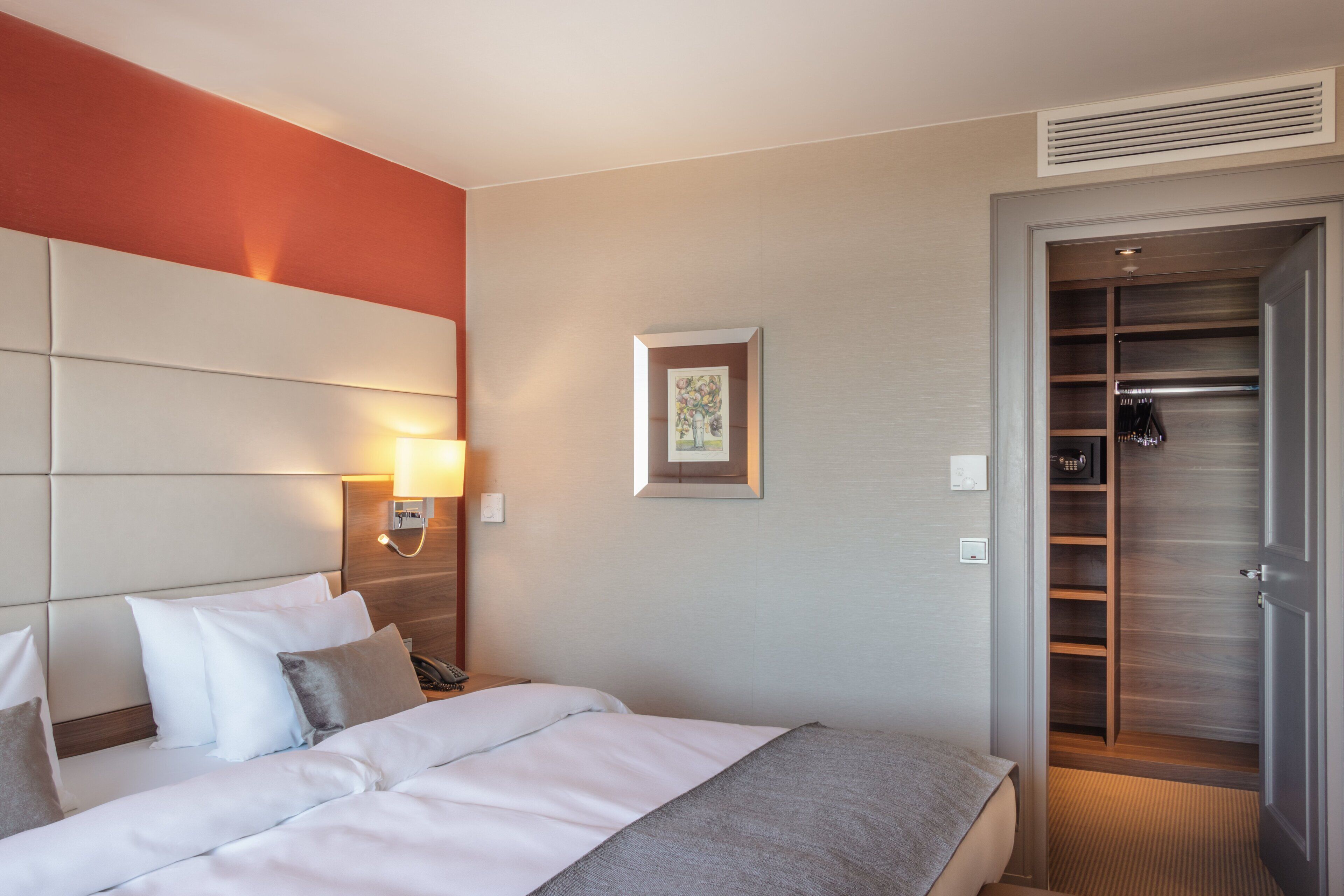 Suite, 1 kingsize bed (Crowne Plaza) | Luxe beddengoed, een minibar, een kluis op de kamer, een bureau