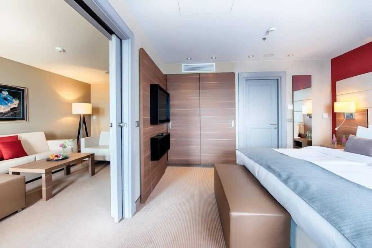 1 bedroom, premium bedding, minibar, in-room safe