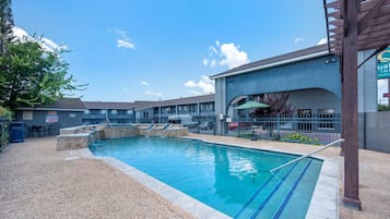 Alberca al aire libre y sombrillas en la alberca