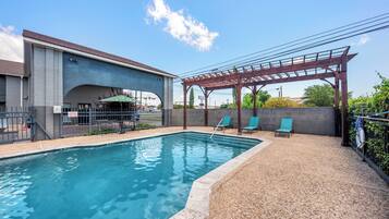 Piscine extérieure, parasols de plage