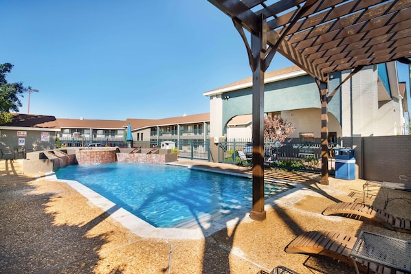 Piscina externa, guarda-sóis
