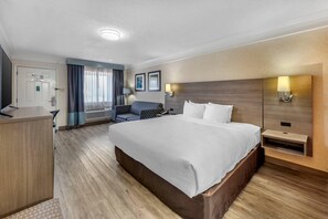 Standard Suite, 1 King Bed, Non Smoking | Premium bedding, down duvets, in-room safe, individually furnished - Quality Inn Near Lake Marble Falls (Marble Falls)