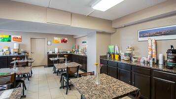 Desayuno completo gratuito y diario